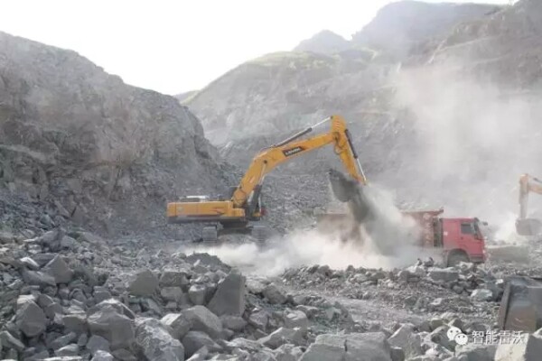 雷沃工程机械 铁矿石转运的“无锋重剑”
